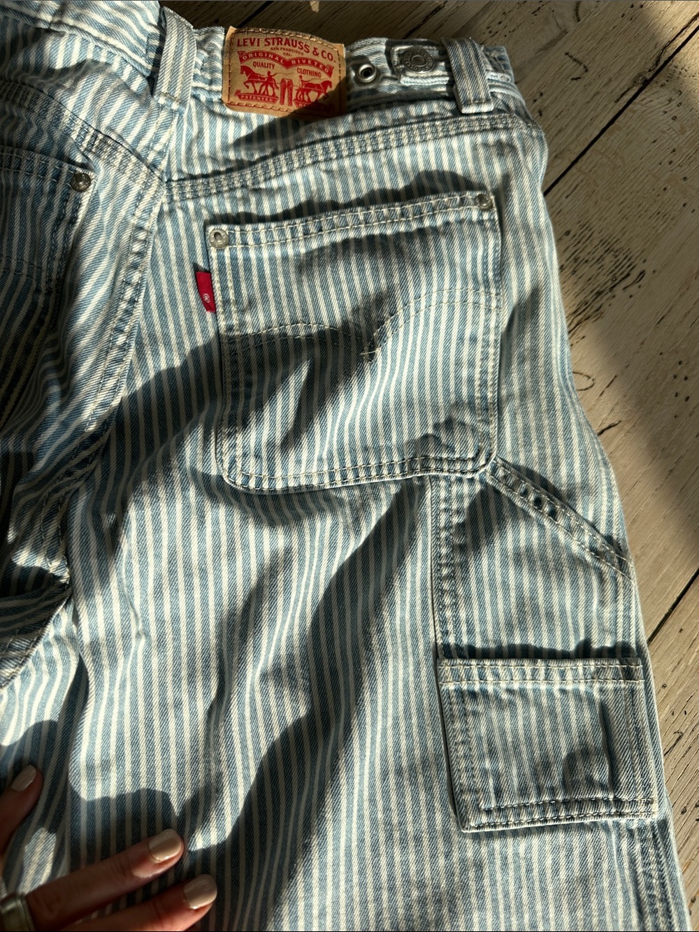 Levi's High-Rise Cinch Baggy Wide-Leg Jeans - Light Blue & White Stripes - Picture 10 of 10